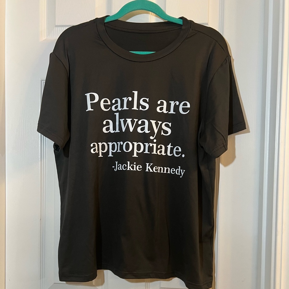 🦋 NWOT Black and white Jackie Kennedy pearls tshirt size 0xl
